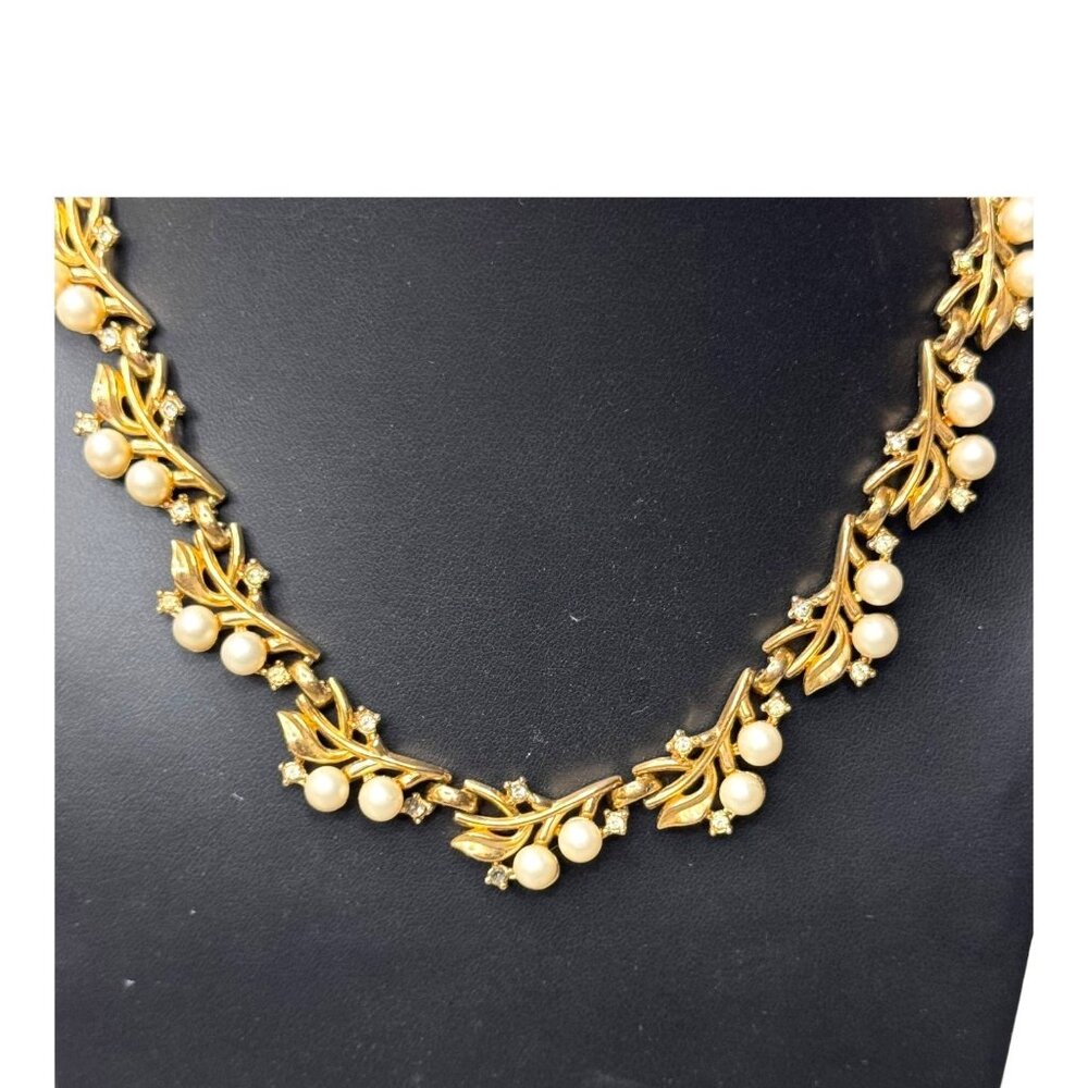 Vintage Necklace Trifari Leaf Winter Holly Simulated Pearl Estate 16" Gold Tone